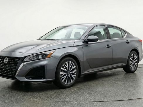 Used 2025 Nissan Altima 2.5 SV FWD image 3
