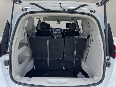 Used 2024 Chrysler Pacifica Touring-L image 36