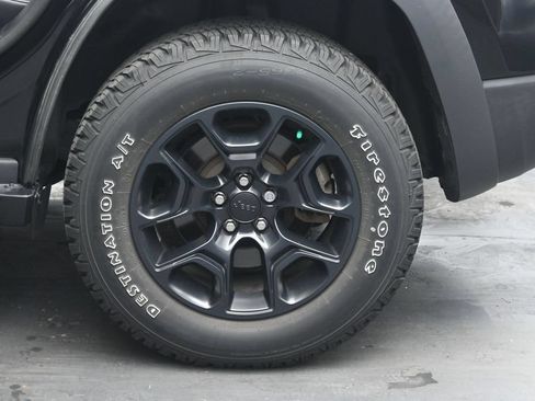 Used 2022 Jeep Cherokee Trailhawk w/ Premium Leather Package AWD/4WD image 30