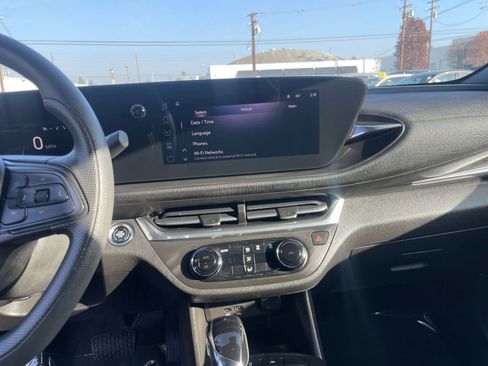 Used 2025 Buick Envista Preferred image 18