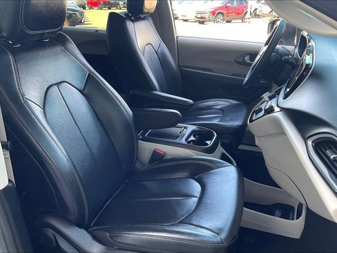 Used 2022 Chrysler Pacifica Touring-L image 26