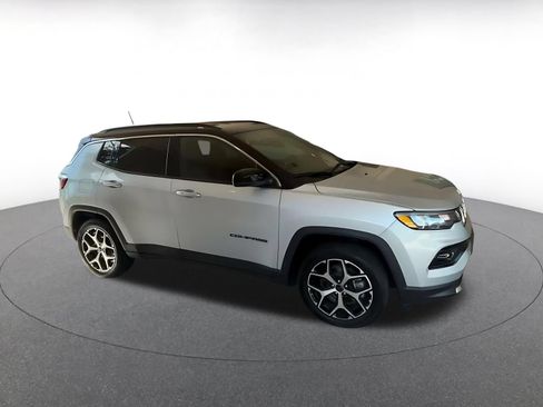 Used 2025 Jeep Compass Limited AWD/4WD image 2
