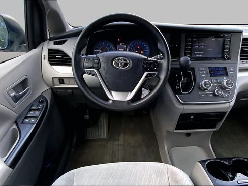 Used 2018 Toyota Sienna LE FWD image 6