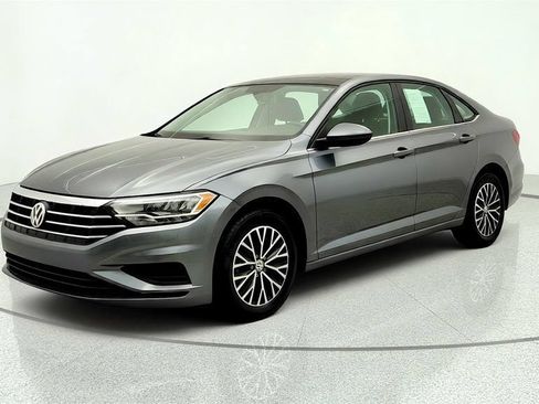 Used 2019 Volkswagen Jetta SE w/ Cold Weather Package FWD image 1