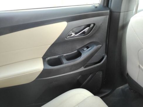 Used 2022 Chevrolet Traverse LS FWD image 26