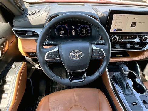 Used 2023 Toyota Highlander Platinum image 6