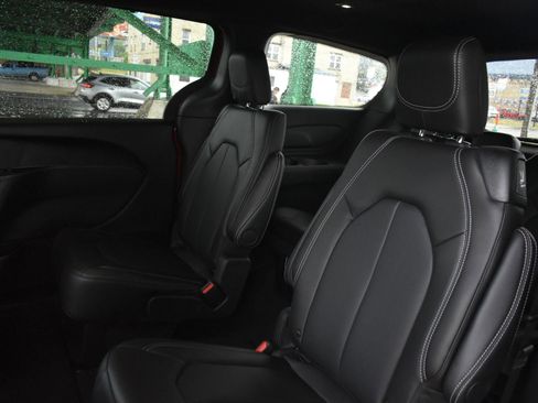 New 2026 Chrysler Pacifica Select image 17