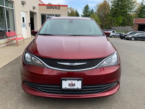 Used 2017 Chrysler Pacifica Touring FWD image 2