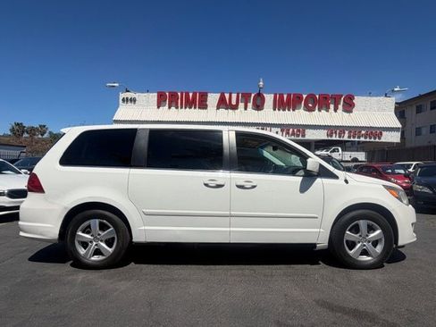 Used 2010 Volkswagen Routan SE image 1