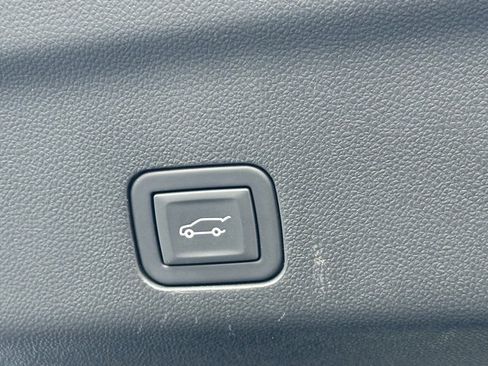 Used 2025 Chevrolet Suburban Premier image 25