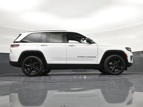 Used 2024 Jeep Grand Cherokee Limited w/ Black Appearance Package AWD/4WD image 28