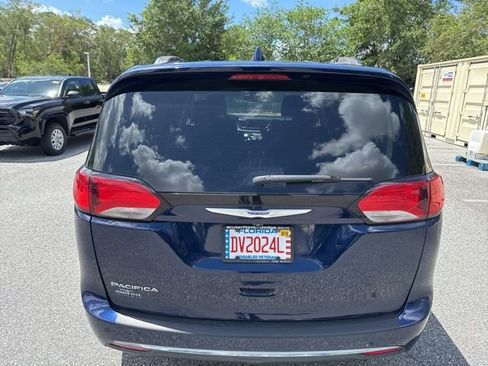 Used 2020 Chrysler Pacifica Touring-L FWD image 7