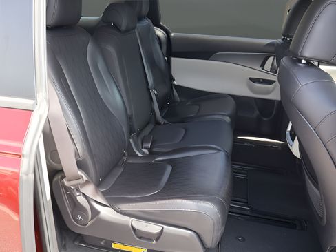 Used 2022 Kia Carnival LX FWD image 19