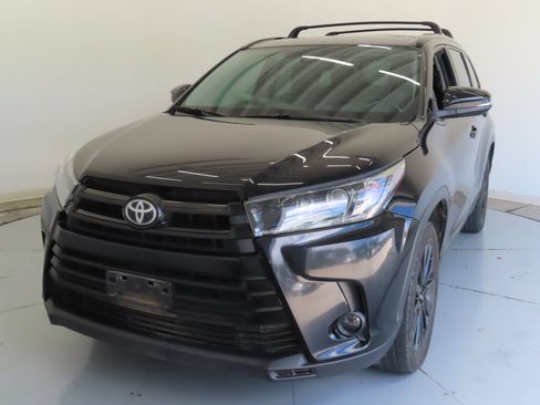 Used 2019 Toyota Highlander SE w/ Nightshade Edition FWD image 8