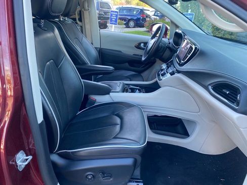Used 2022 Chrysler Pacifica Limited w/ Uconnect Theater Family Group image 27