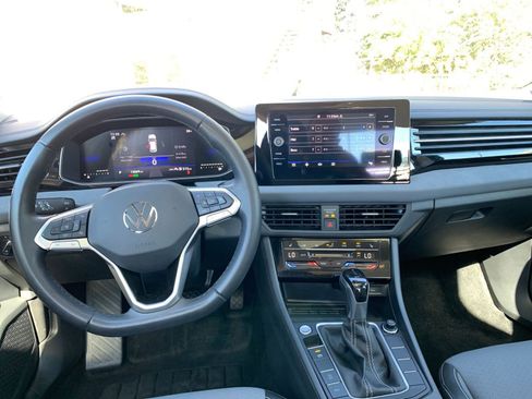 Used 2025 Volkswagen Jetta SE image 32