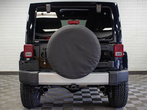 Used 2015 Jeep Wrangler Unlimited Sahara w/ Max Tow Package AWD/4WD image 4