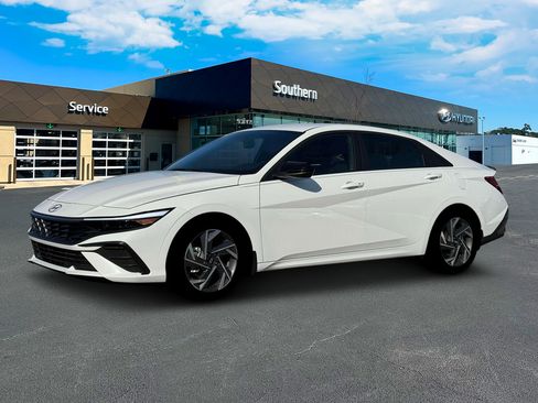 New 2025 Hyundai Elantra SEL FWD image 2