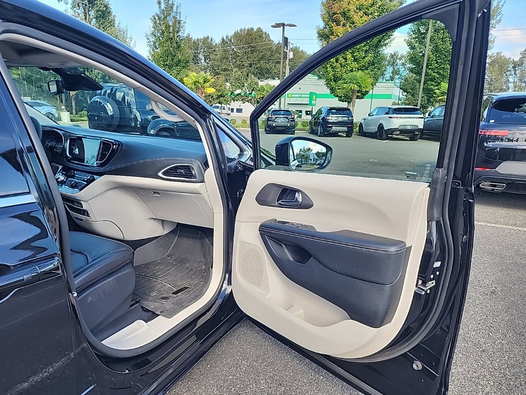Used 2022 Chrysler Pacifica Touring-L FWD image 18