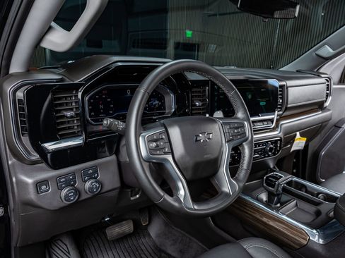Used 2024 Chevrolet Silverado 1500 LT Trail Boss w/ Convenience Package II AWD/4WD image 22