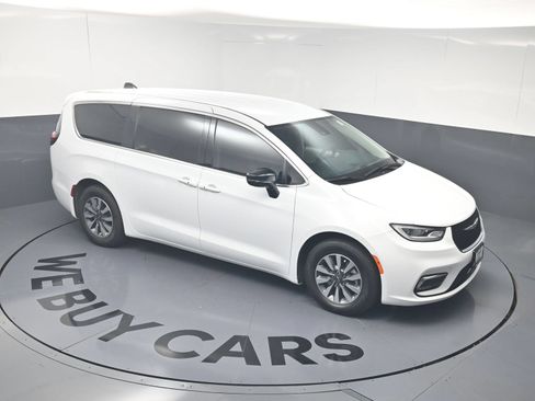 Used 2024 Chrysler Pacifica Limited FWD image 33