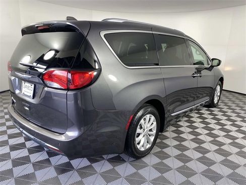 Used 2018 Chrysler Pacifica Touring-L image 9