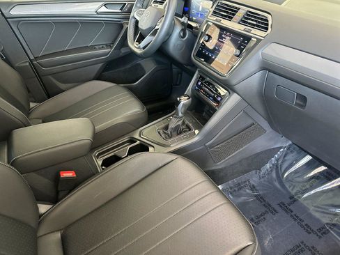 Used 2023 Volkswagen Tiguan SE w/ Panoramic Sunroof Package FWD image 15