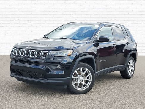 Used 2023 Jeep Compass Latitude AWD/4WD image 1
