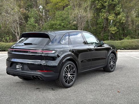 Certified 2025 Porsche Cayenne AWD/4WD image 23