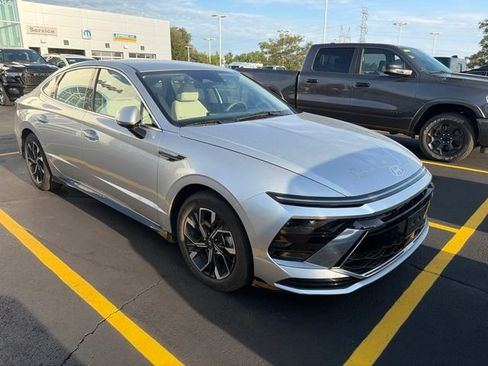 Used 2025 Hyundai Sonata SEL FWD image 2