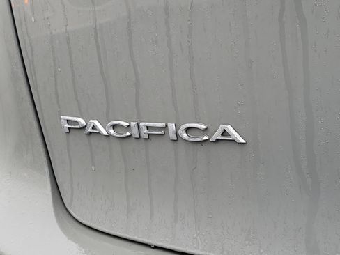 Used 2023 Chrysler Pacifica Touring-L FWD image 6