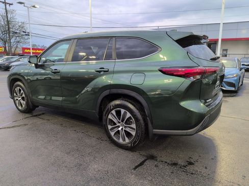 Used 2023 Toyota Highlander XLE image 3