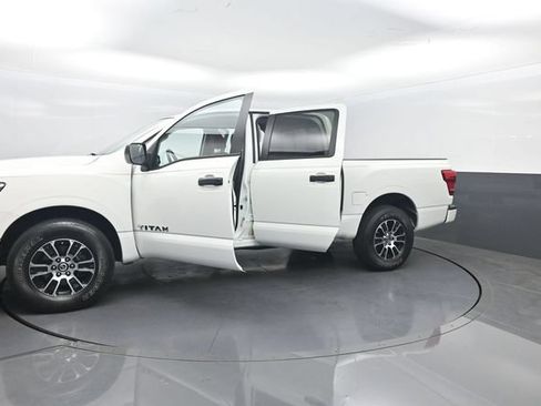 Used 2022 Nissan Titan SV AWD/4WD image 40
