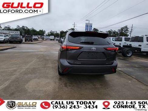 Used 2024 Toyota Highlander XLE AWD/4WD image 7