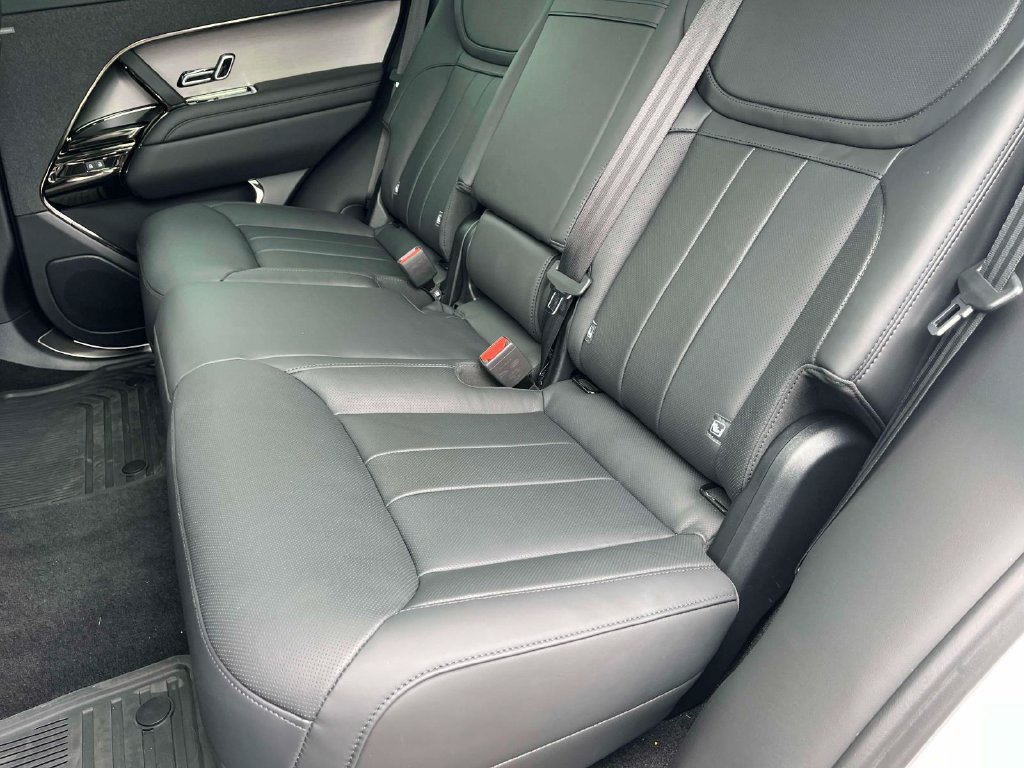 Used 2025 Land Rover Range Rover Sport SE AWD/4WD image 19