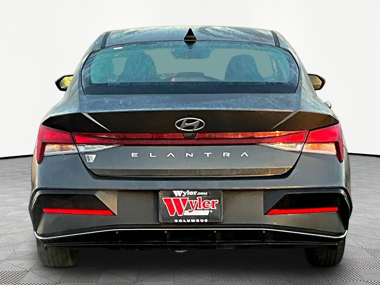 Used 2024 Hyundai Elantra SE FWD image 5