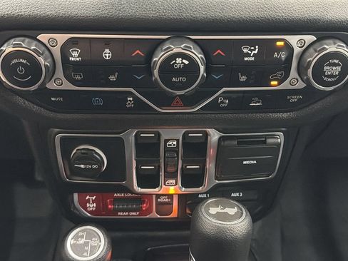 Used 2024 Jeep Wrangler Unlimited AWD/4WD image 23