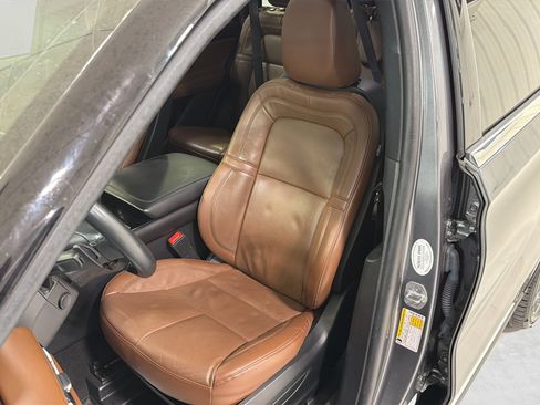 Used 2023 Lincoln Aviator Reserve w/ Equipment Group 201A AWD/4WD image 9