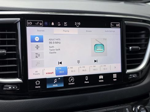 Used 2023 Chrysler Pacifica Touring-L FWD image 20