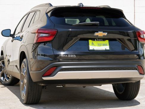 Used 2025 Chevrolet Trax LT w/ LT Convenience Package FWD image 5