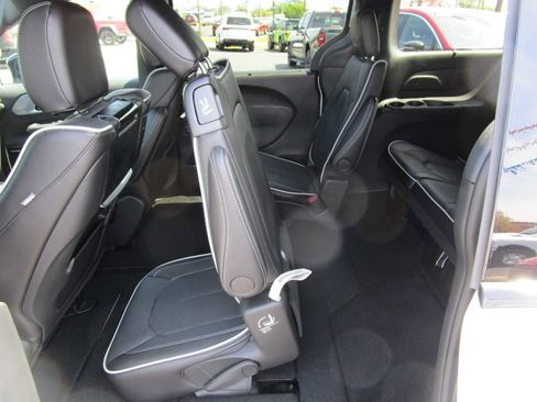 New 2026 Chrysler Pacifica Limited w/ Uconnect Theater Family Group AWD/4WD image 22