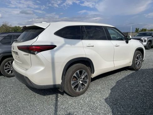 Used 2022 Toyota Highlander XLE AWD/4WD image 5