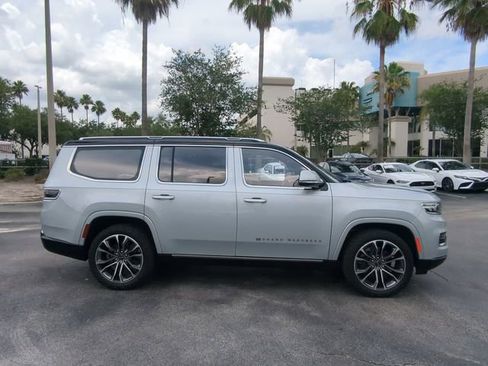 Used 2022 Jeep Grand Wagoneer Series III w/ Rear Seat Video Group 1 AWD/4WD image 4