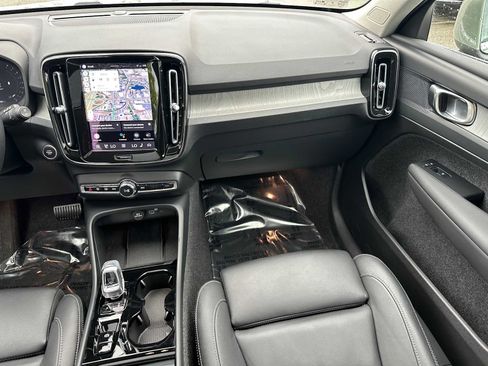 Certified 2025 Volvo XC40 B5 Plus AWD/4WD image 19