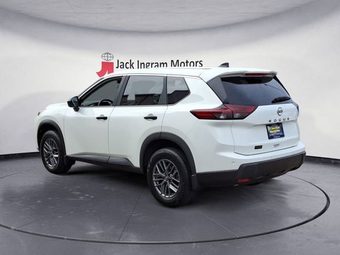 Used 2025 Nissan Rogue S image 3