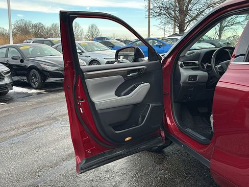 Used 2020 Toyota Highlander Limited image 11