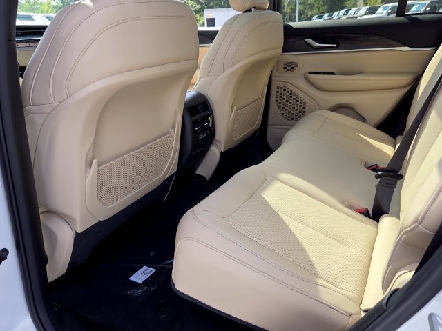 New 2027 Jeep Grand Cherokee Limited RWD image 12