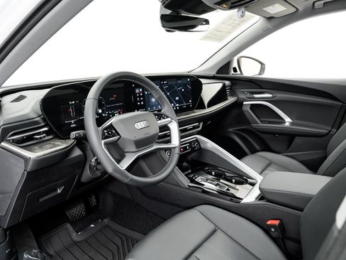 Certified 2025 Audi Q5 Premium w/ Convenience Package AWD/4WD image 4