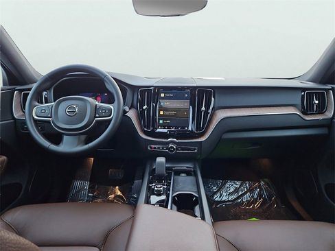 Used 2022 Volvo XC60 B5 Momentum image 11