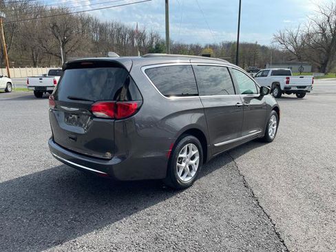 Used 2017 Chrysler Pacifica Touring-L w/ Tire & Wheel Group FWD image 7